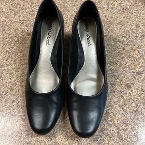 Black Easy Street Pumps